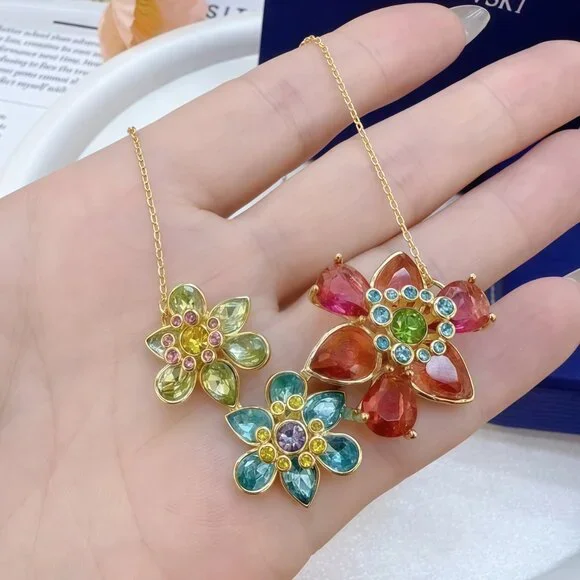 Swarovski crystal three-flower necklace - Picture 5 of 5